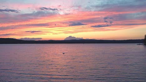 Drohnenvideo-In-Der-Nähe-Von-Wasser-Bei-Sonnenuntergang