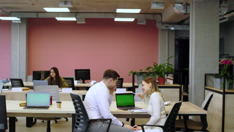 kollegen reden im büro