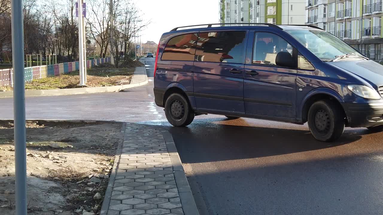 Biltrafik på byens gader. Slowmotion