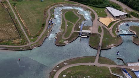 vista aérea del centro de aguas blancas del valle de lee mirando hacia abajo sobre el entrenamiento de kayak y paddle board, londres, inglaterra