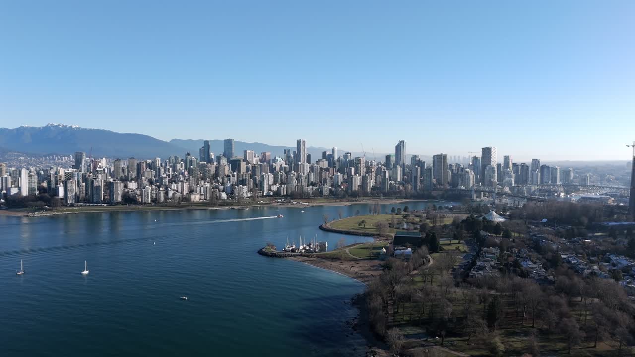 Barche a vela nella Baia di English vicino alla spiaggia di Kitsilano con lo skyline del centro di Vancouver in Canada. Ripresa aerea.