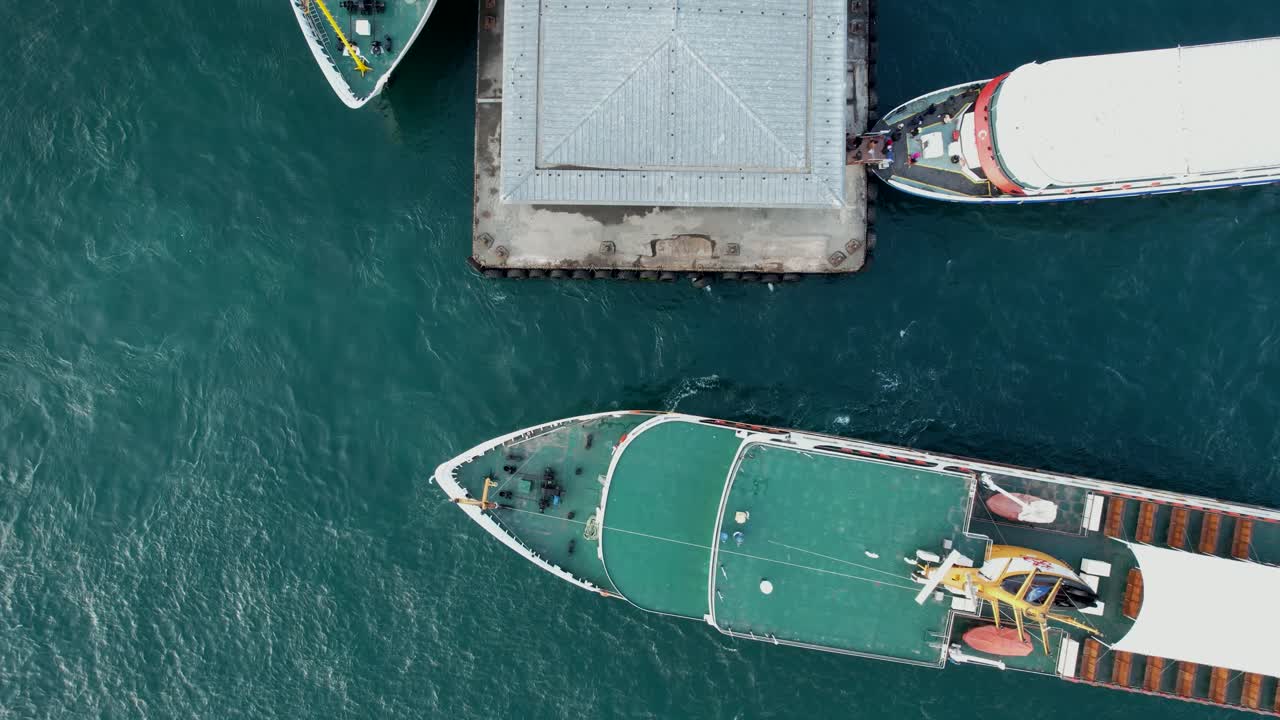 ferry se acerca al muelle