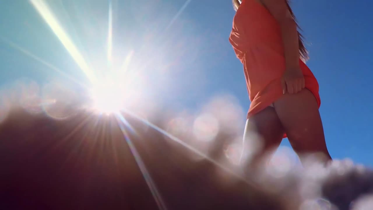 Mujer caminando en la playa