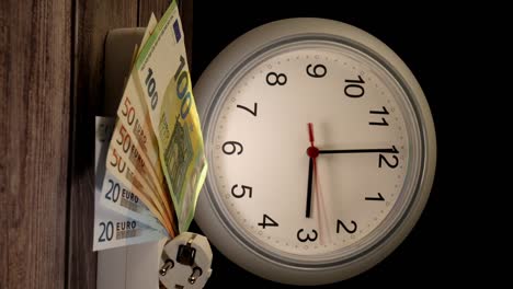 un primer plano de dinero en efectivo y un enchufe con un reloj detrás de ellos.