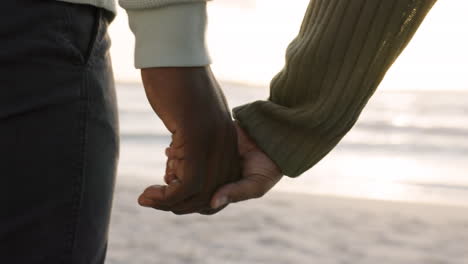 Vertrauen,-Liebe-Und-Händchenhalten-Mit-Einem-Paar-Am-Strand