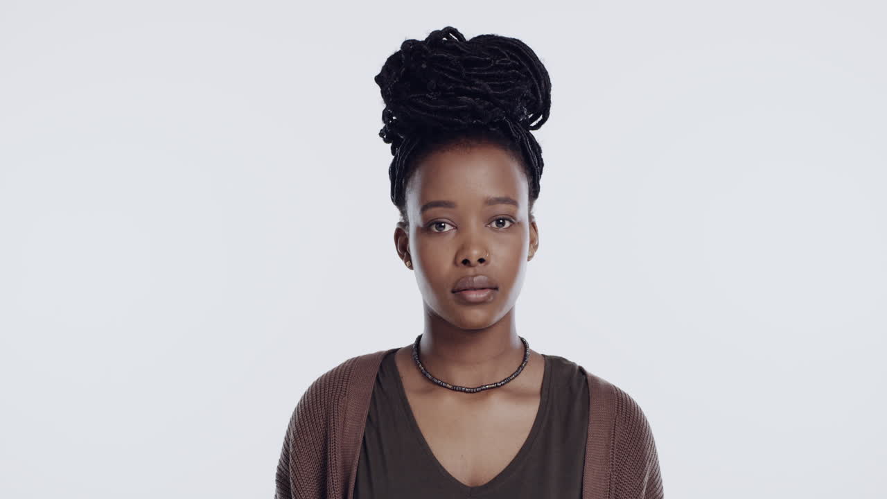 스튜디오 초상화 에서 업도 를 입은 여자