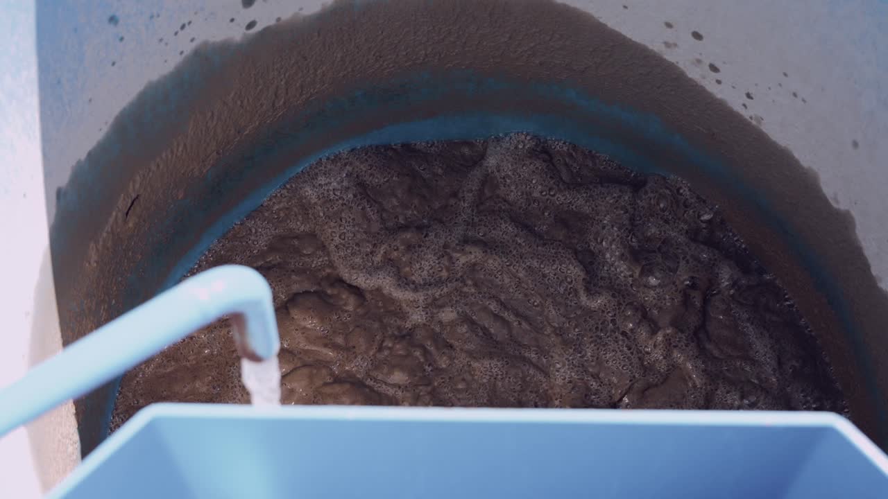 처리 크에서 회전하는 진 물, 필터링 시스템의 일부