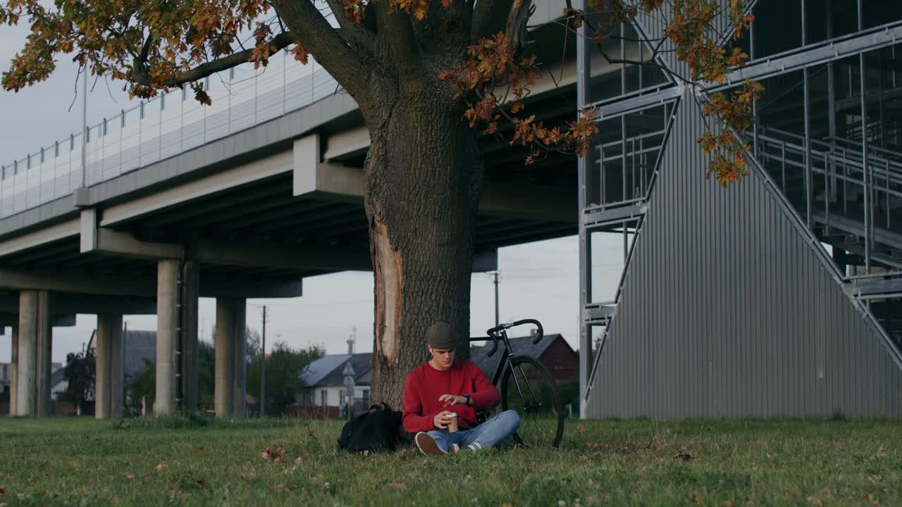 도시 공원 에 자전거 를 타고 있는 남자