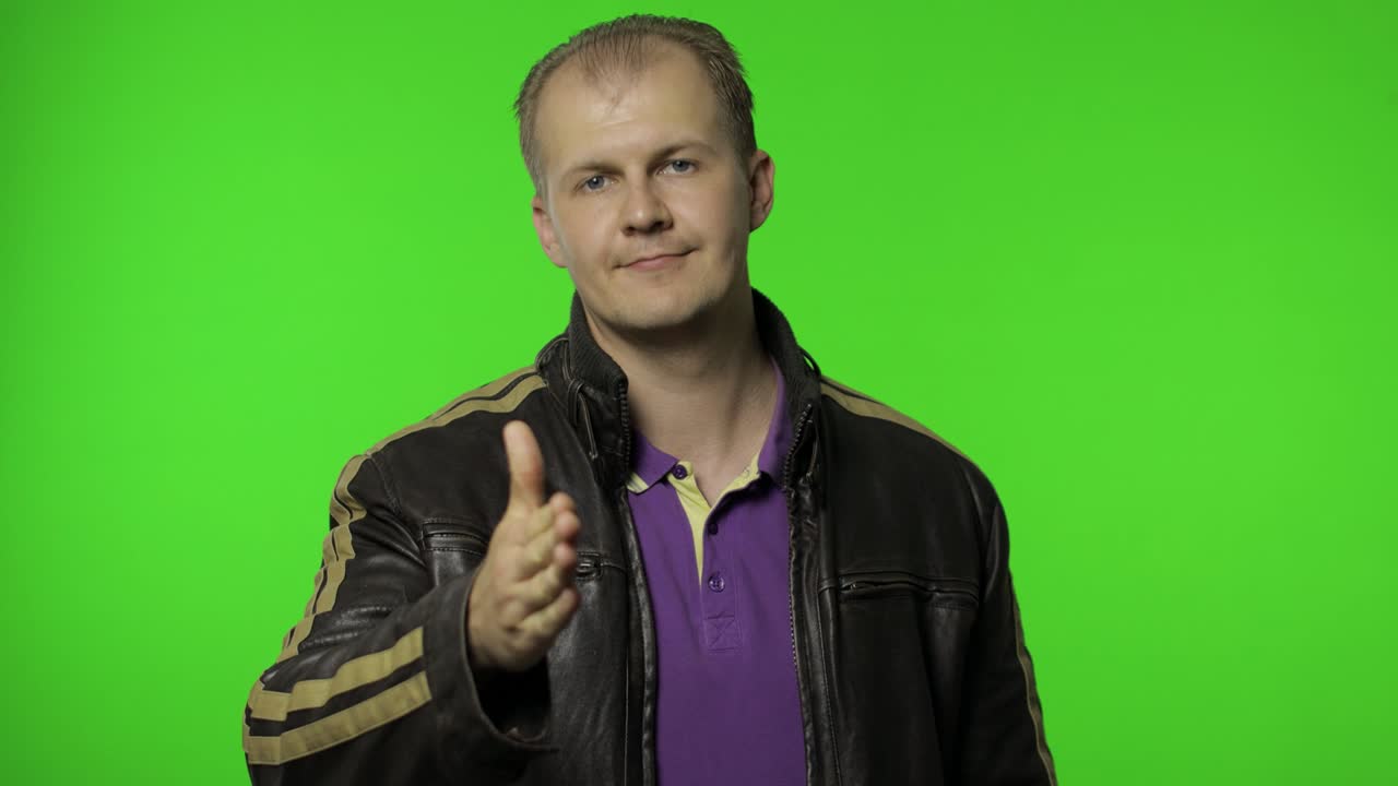 hombre rocker ofreciendo apretón de mano, saludando con una sonrisa amable, acogiendo mostrando solidaridad, concepto de confianza