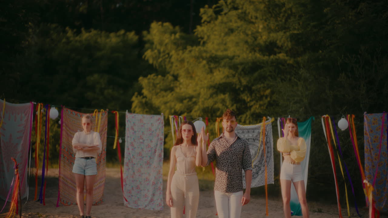 해변 에 있는 부부 뒤 에 서 있는 여자 친구 들