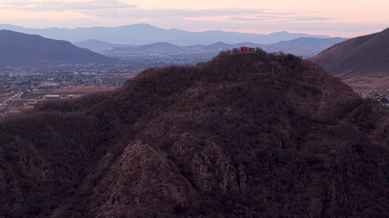 Cappella in cima a una collina nelle Valli Centrali di Oaxaca al tramonto, vista aerea