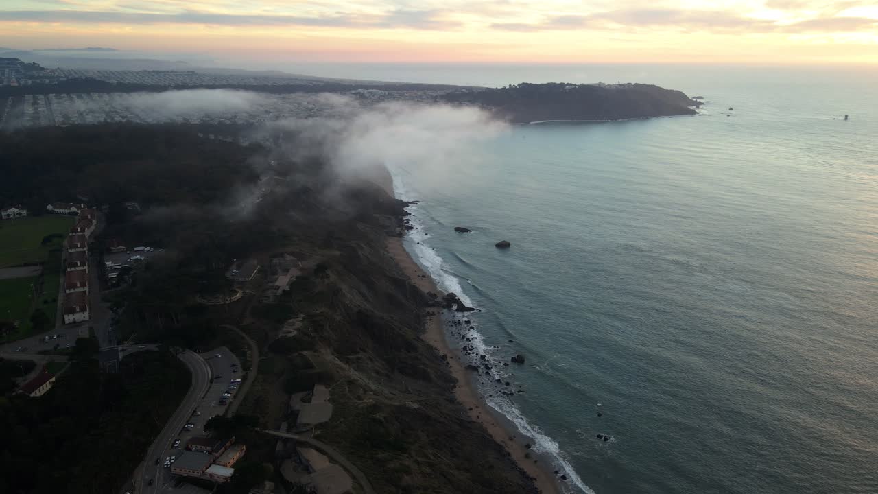 vista aérea de drones de un amanecer brumoso y colorido en la costa de san francisco, ee.uu.