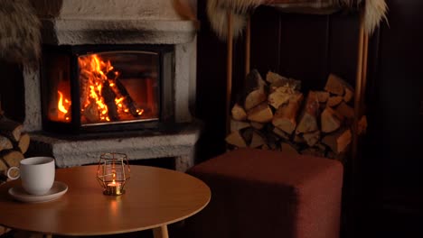 fuego de leña en el salón del bar