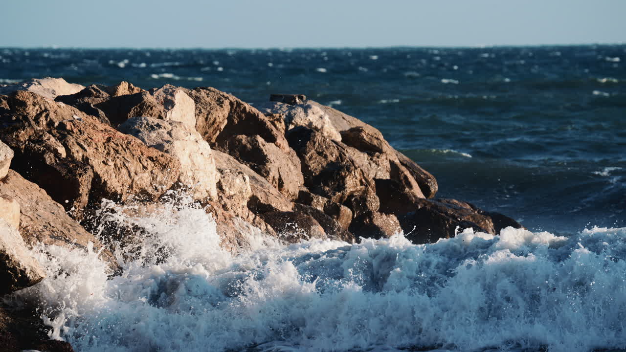 Onde oceaniche che si infrangono e spumeggiano mentre si avvicinano alla costa