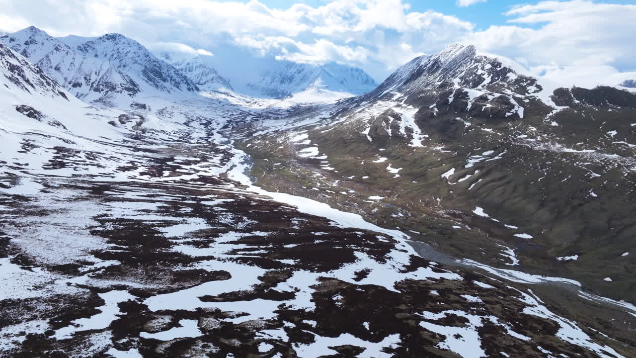 Monti Altai dalla Valle di Tsagaan Gol in Mongolia durante l'inverno - Ripresa con drone.