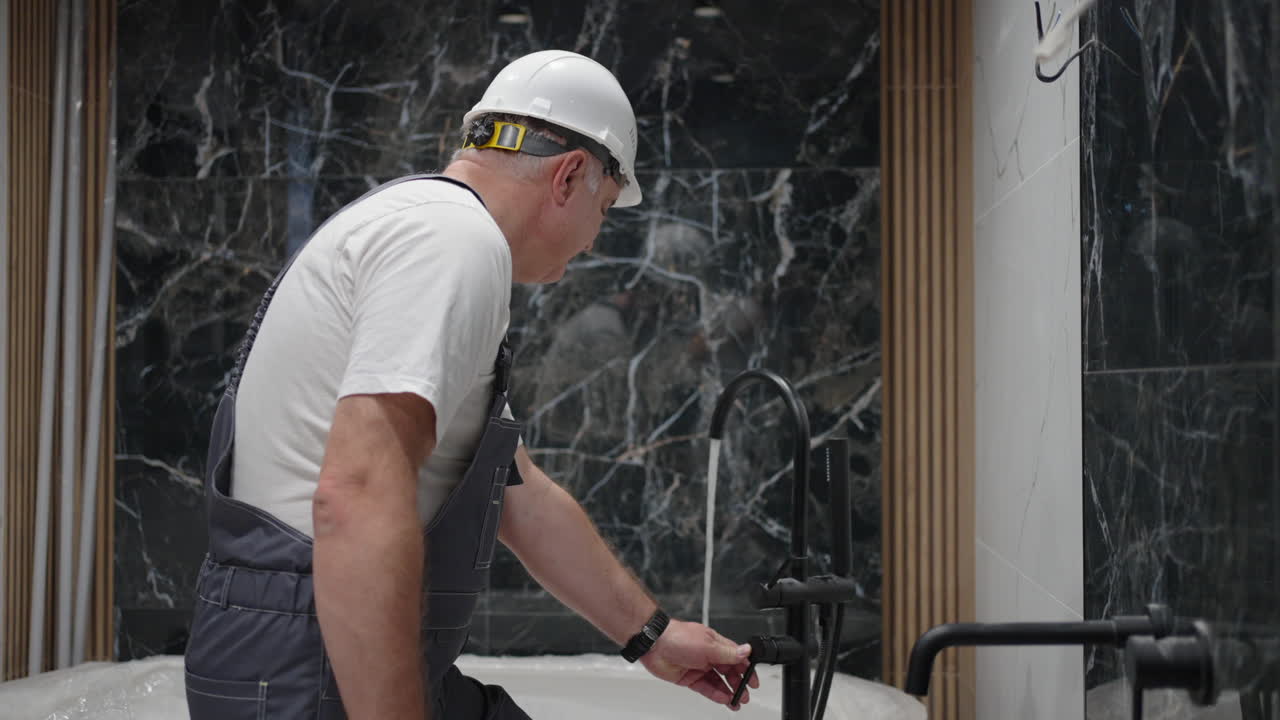 comprobación del funcionamiento del baño de mezclador de agua. fontanero profesional