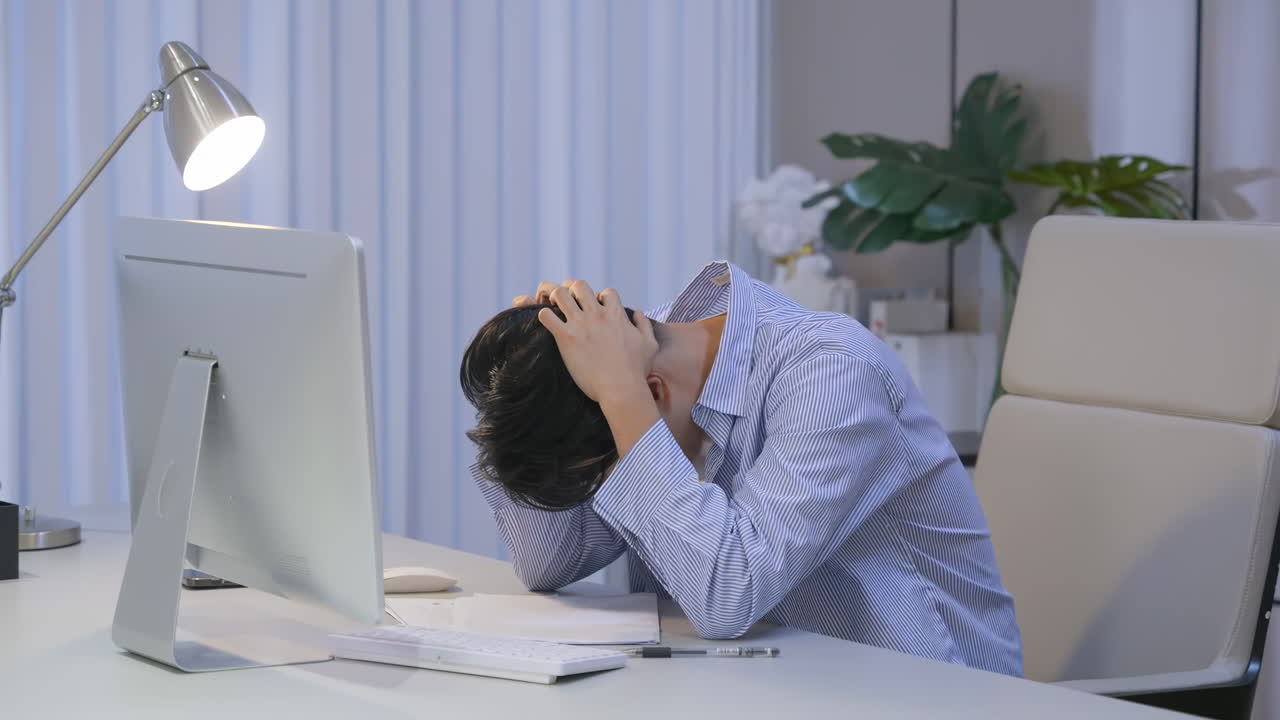 Uomo d'affari stressato lavora fino a tardi a casa sotto una raffica di documenti che cadono, tenendo la testa tra le mani per la disperazione a causa di superlavoro, multitasking e scadenze ravvicinate che causano un esaurimento nervoso.