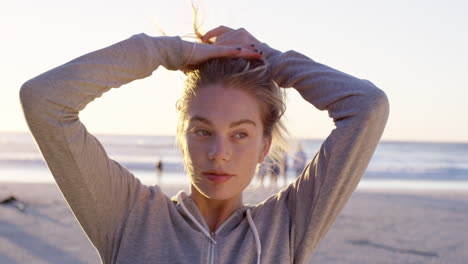 retrato de una hermosa chica en la playa al atardecer en cámara lenta