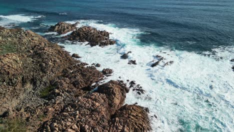 Küstenwellen-Des-Yallingup-Kanals,-Die-Auf-Die-Felsen-Krachen,-Australien