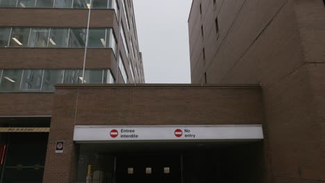 no hay señales de entrada ni de estacionamiento en la entrada de un edificio en montreal, canadá