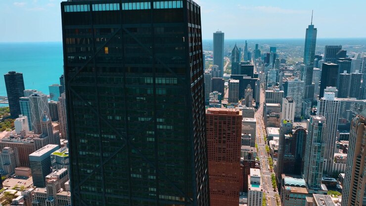Subindo ao topo do John Hancock Center. Paisagem de Chicago, Illinois, EUA, em um dia ensolarado e brilhante ao fundo.