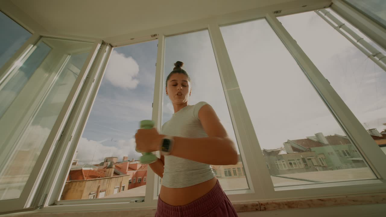 mujer, ejercitar, con, mancuernas, en casa