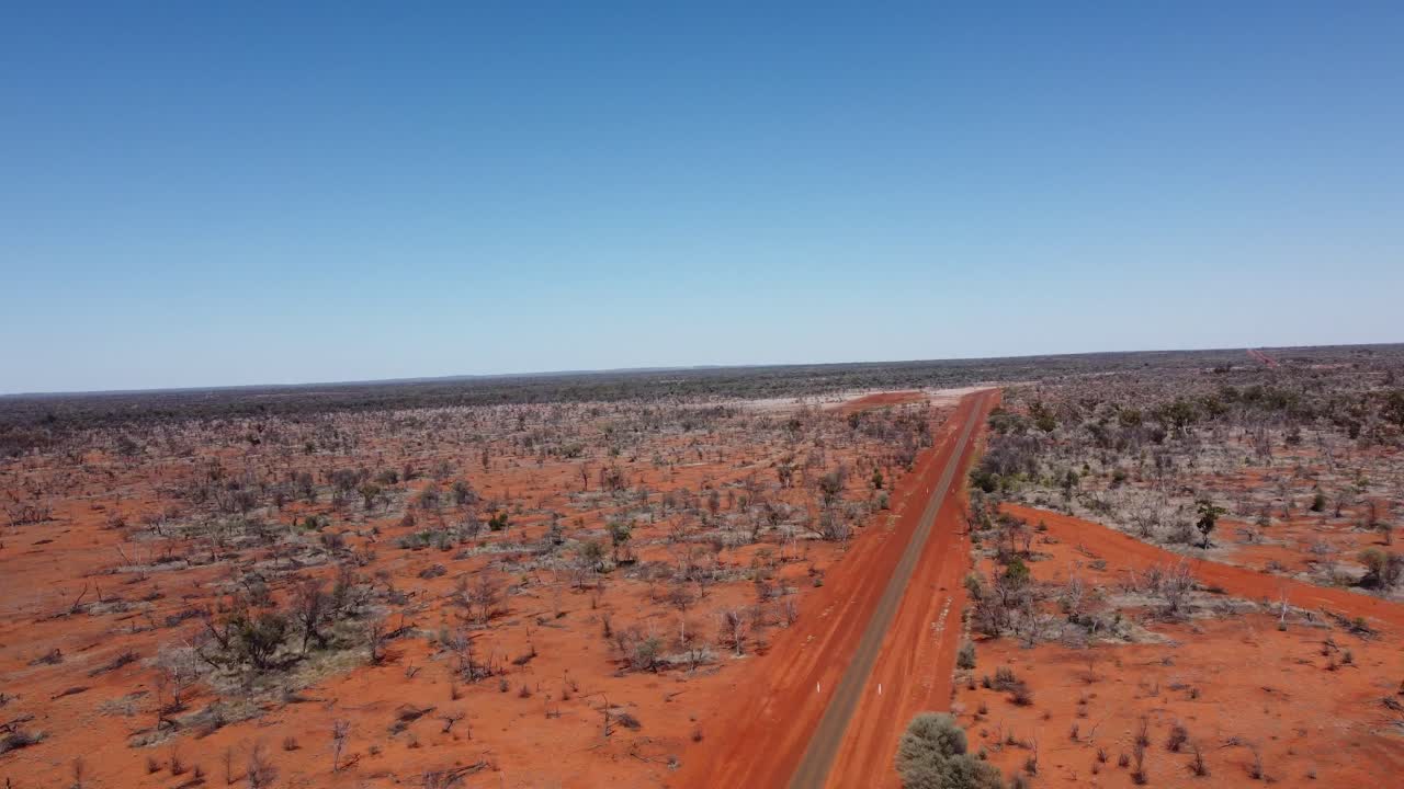 Pemandangan udara jalan pedesaan yang sepi dan properti peternakan di Pedalaman Australia