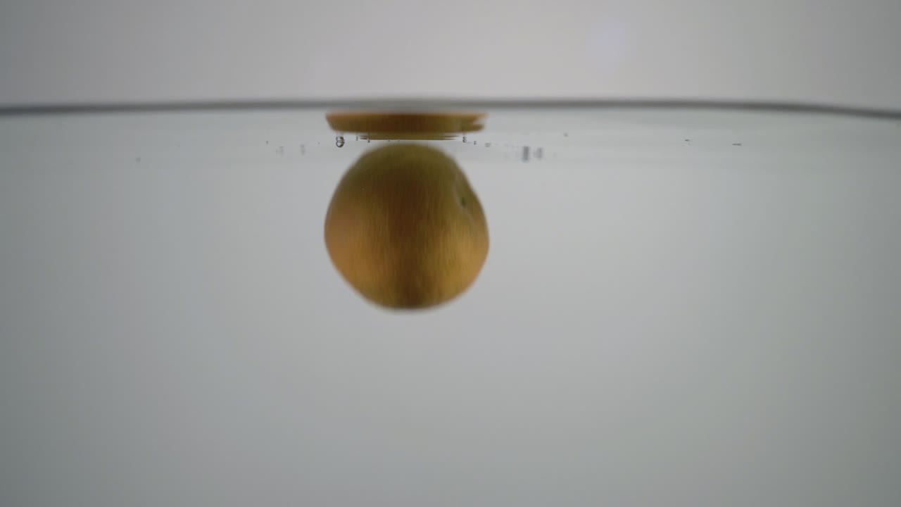 귤이 물 속으로 떨어지고 있다