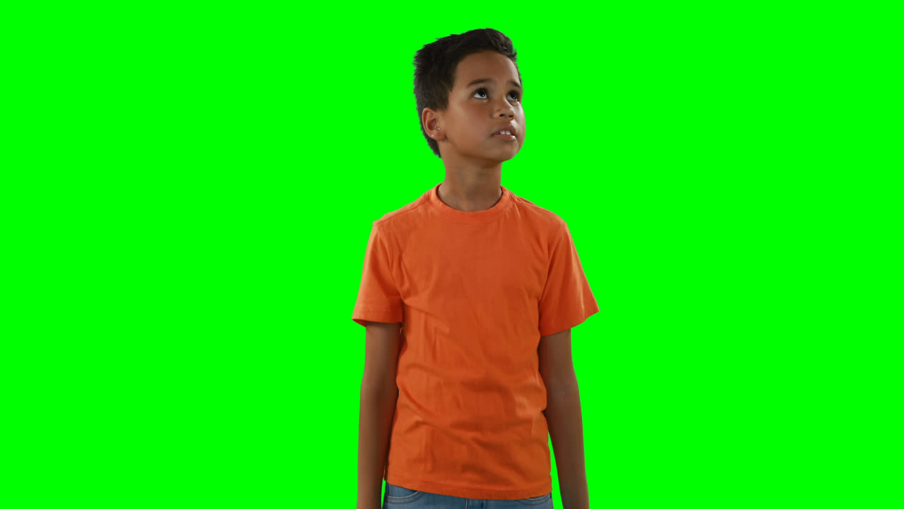 niño sonriente tocando la pantalla digital 4k