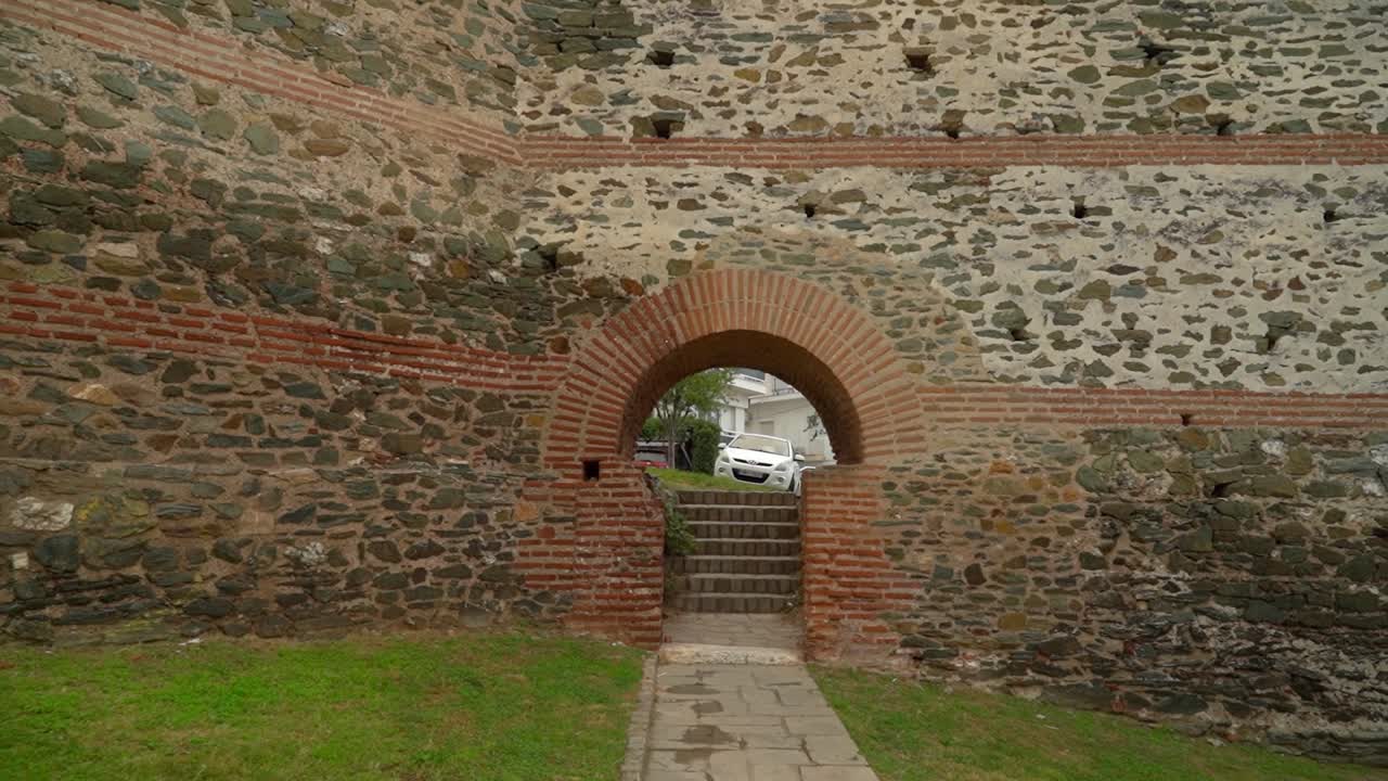 plano general de las paredes de la acrópolis en tesalónica