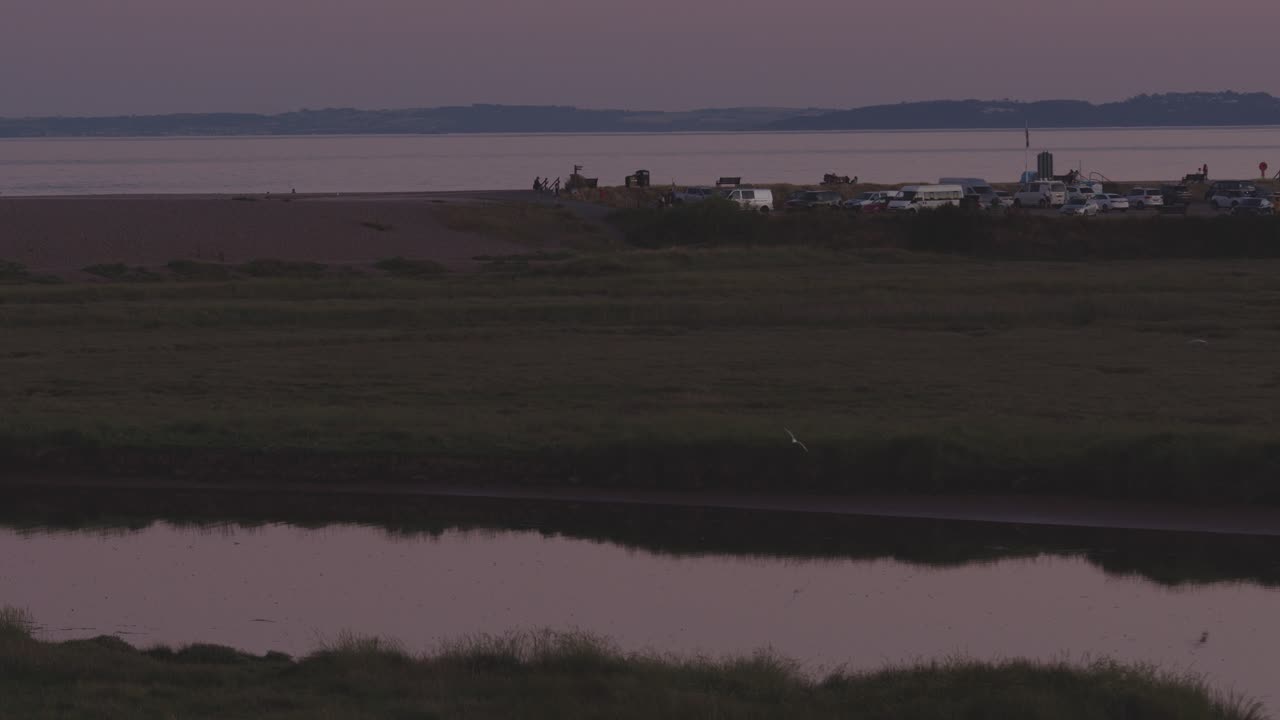 устье реки вечером в будли-салтертоне, девон, великобритания