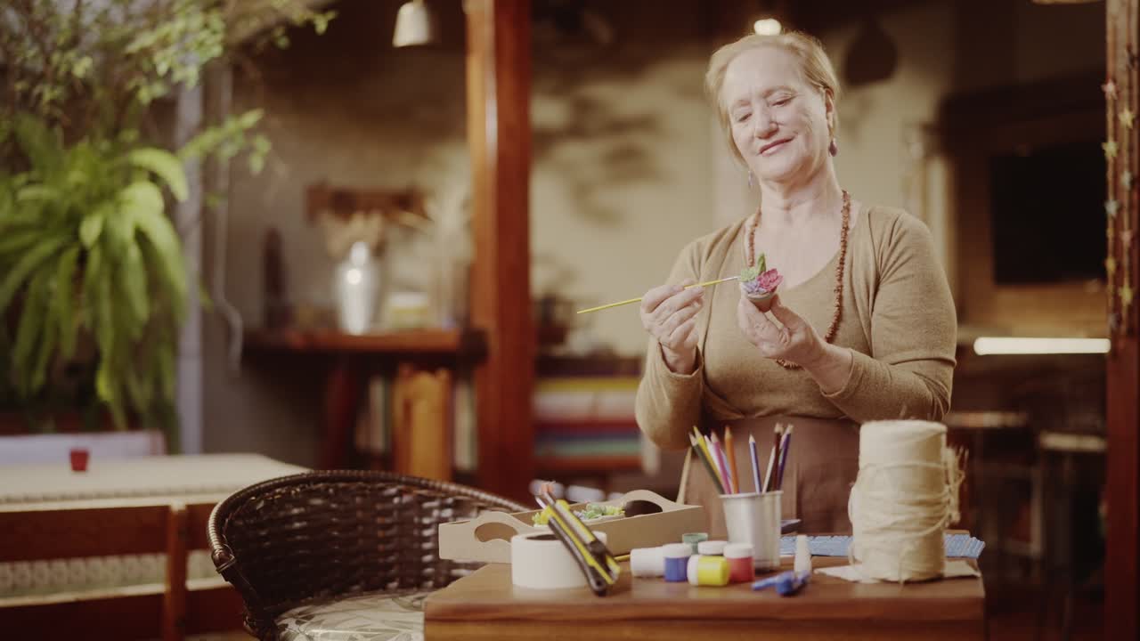 Donna anziana impegnata nella pittura artigianale creativa