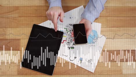 animación del procesamiento de datos financieros sobre el hombre caucásico usando tableta y teléfono inteligente.