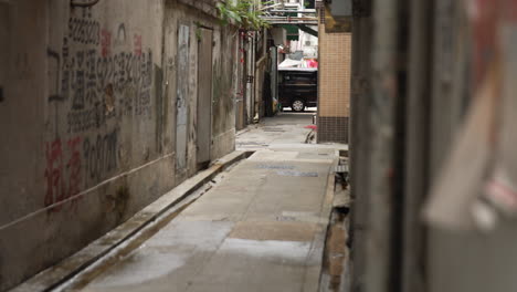 foto larga de dos mujeres asiáticas caminando por un callejón vacío en hong kong, china