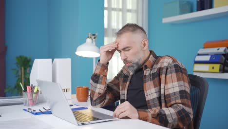 un hombre de negocios independiente que trabaja desde casa se está cansando mucho.