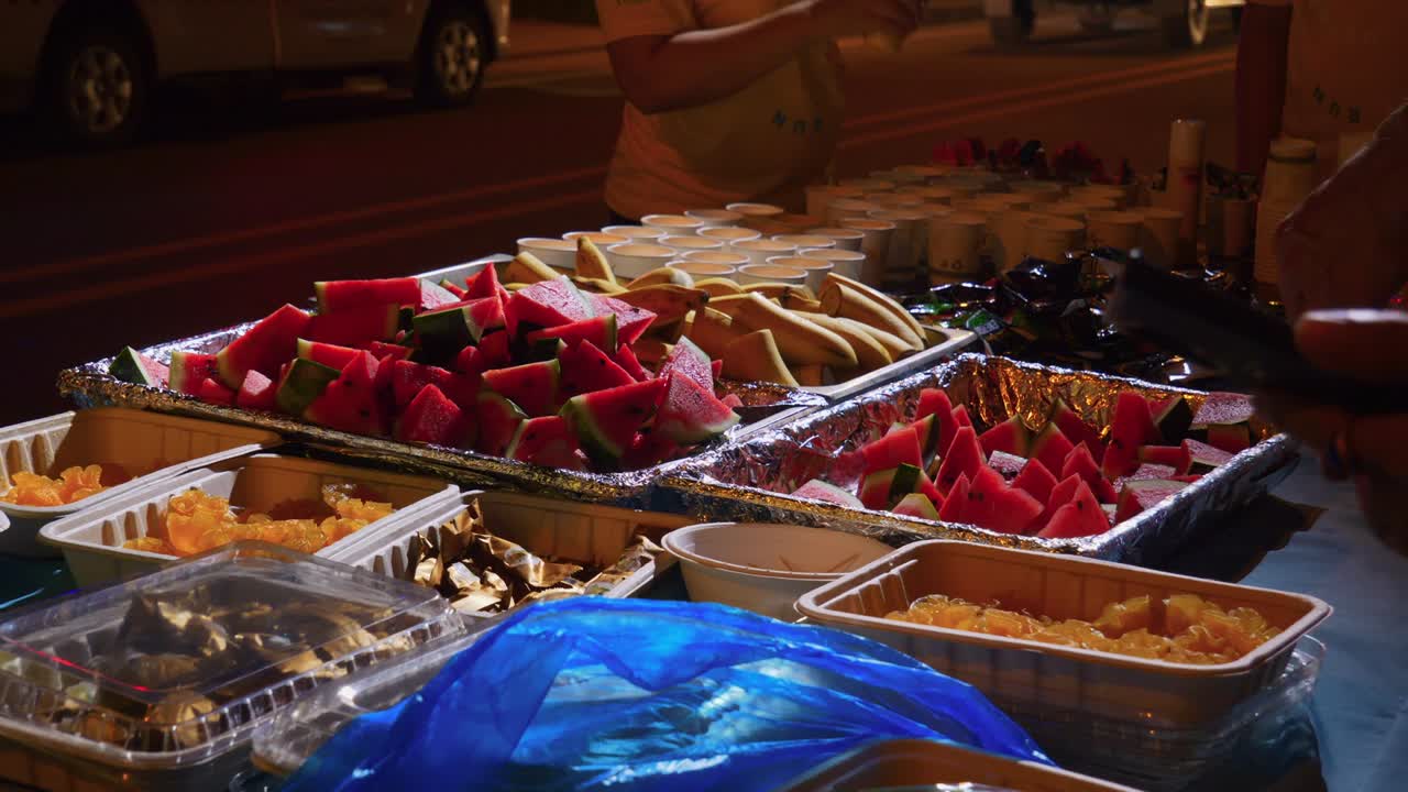 la mesa de descanso llena de frutas y bocadillos durante la carrera de samui en la isla de koh samui, tailandia