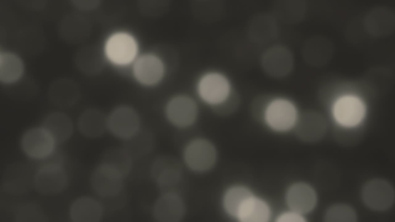 Sanft bewegliche Bokeh-Lichter auf dunklem Hintergrund