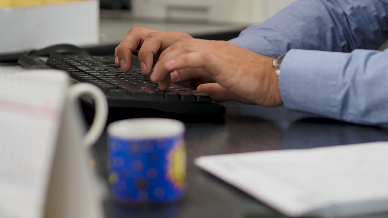 hombre de negocios escribiendo en el teclado de la computadora trabajando en la oficina
