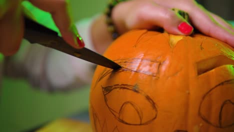 un primer plano extremo de cortar la forma de la ceja de la calabaza en cámara lenta