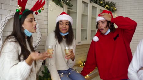 amigos celebrando la navidad