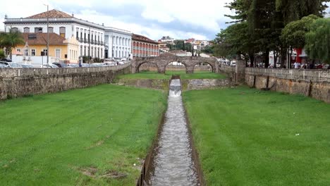 arroyo estrecho, puente viejo y arquitectura antigua de sao joao del rei, estado de minas gerais, brasil
