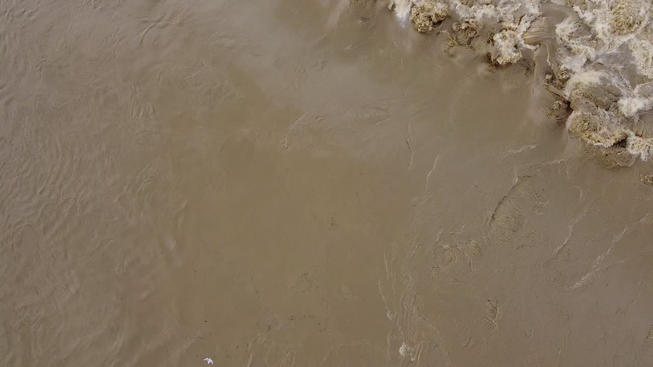 el agua marrón corre río abajo del río arno después de una inundación histórica en sieci pontassieve, cerca de florencia, italia.