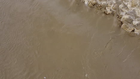 Braunes-Wasser-Rauscht-Nach-Einer-Historischen-überschwemmung-In-Sieci-Pontassieve-Bei-Florenz,-Italien,-Flussabwärts-Des-Arno