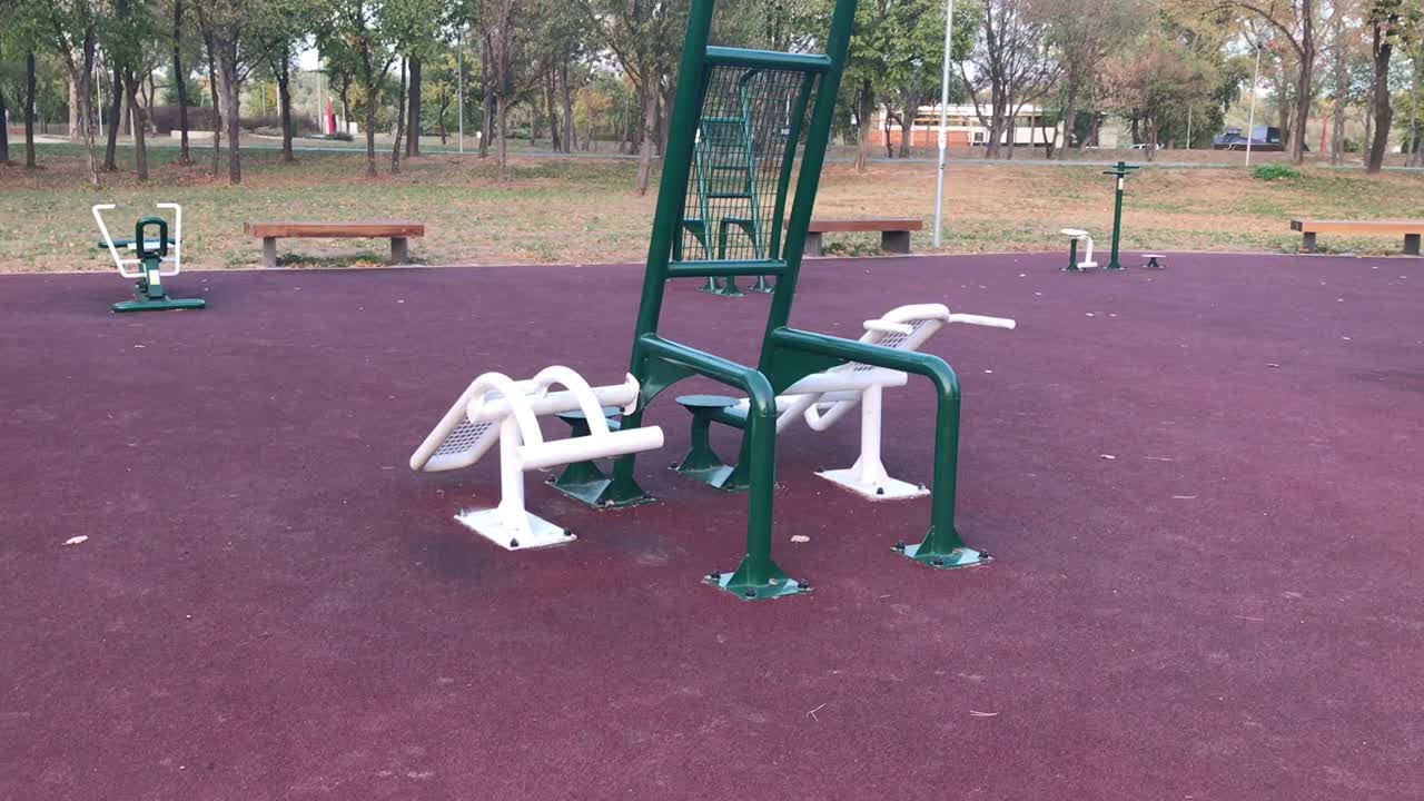 Primo piano di una palestra fitness all'aperto 24 ore su 24 a Belgrado.