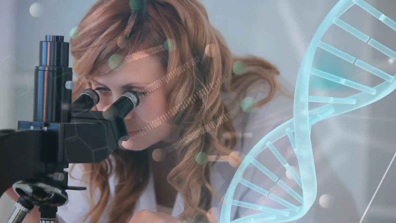 현미경을 통해 보는 과학자