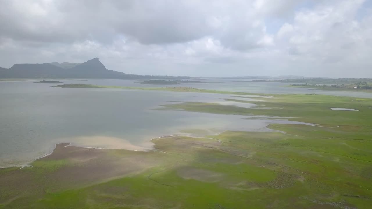 Fiumi straripanti e vasto paesaggio verde allagato a causa delle forti piogge monsoniche a Trimbakeshwar, India - Ampia ripresa panoramica