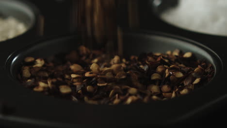 cámara lenta de nueces cayendo