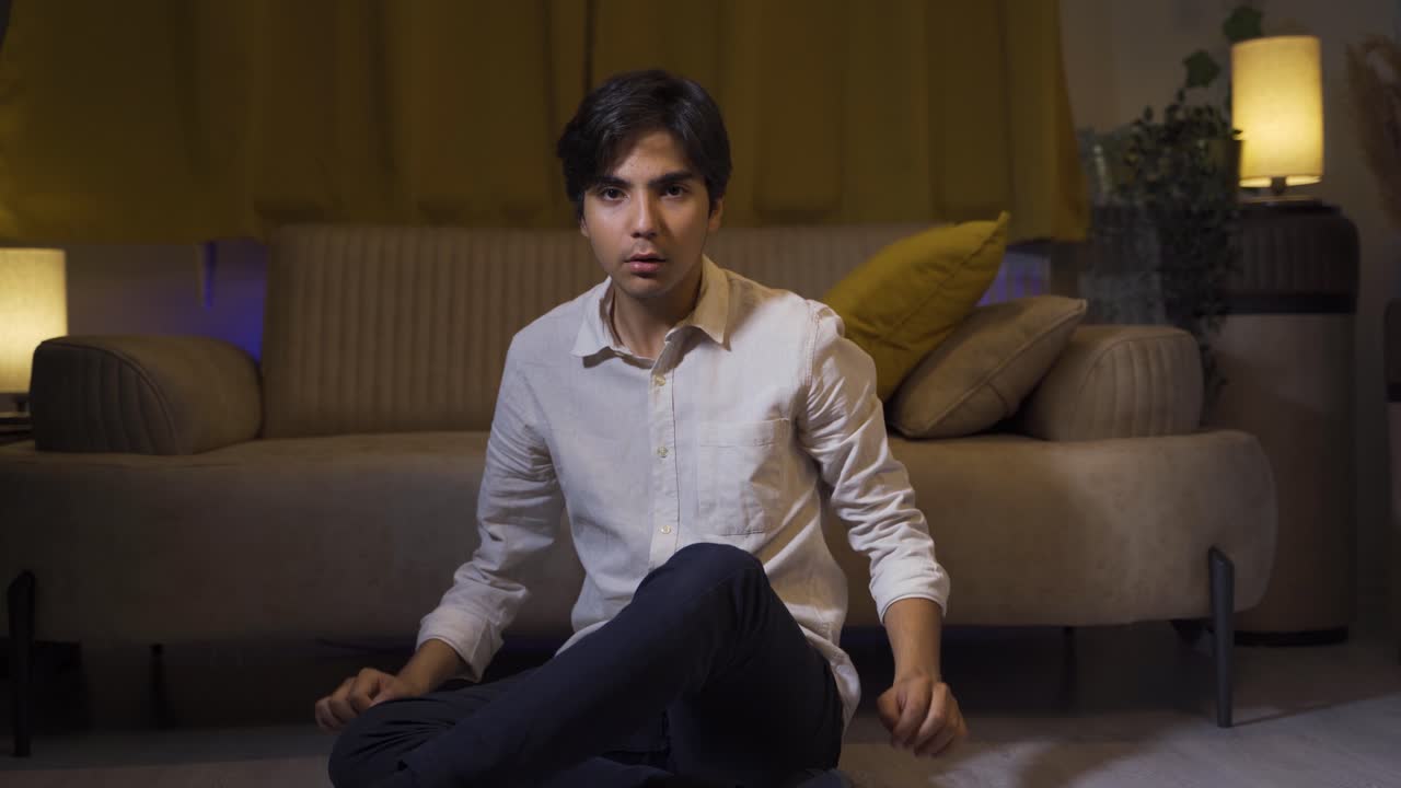 겁쟁이 눈으로 카메라를 쳐다보는 남자