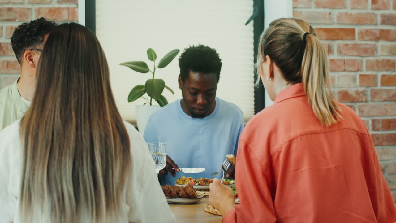 Amigos disfrutando de una comida juntos