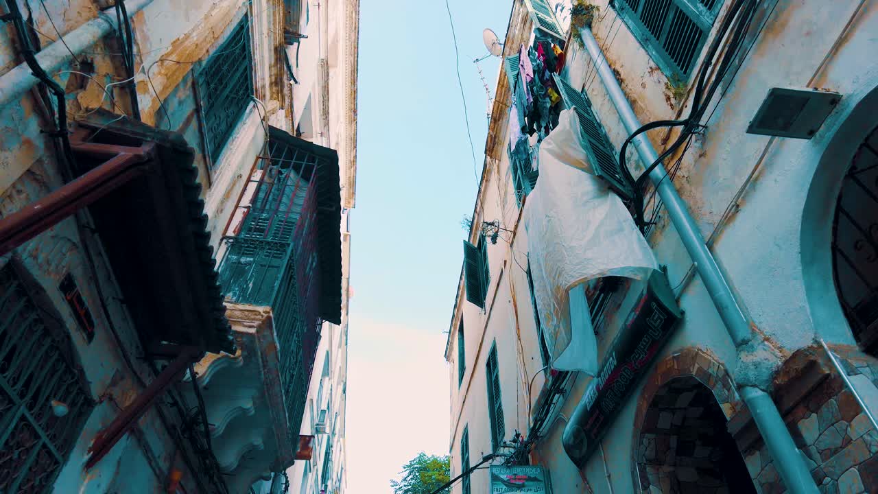 Beco muito bonito entre as casas da casbá de Argel em um dia ensolarado com céu azul